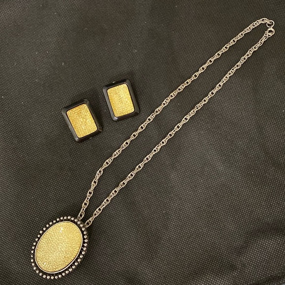 Vintage Acrylic Yellow/silver pendant necklace with matching pierced earrings - Picture 9 of 12